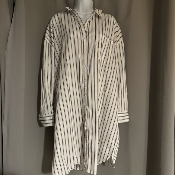 Banana Republic Dresses & Skirts - White and navy striped linen shirt dress with a relaxed fit